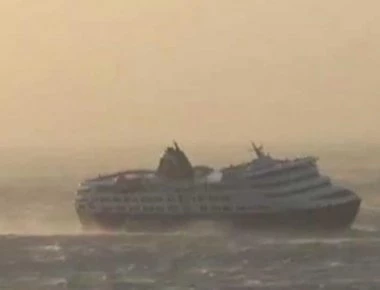 Τήνος: Πλοίο έγειρε από τον αέρα (βίντεο)